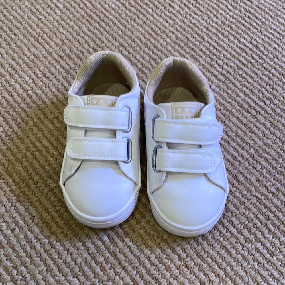 H & M baby sneakers size 20/21 (US 5.5)